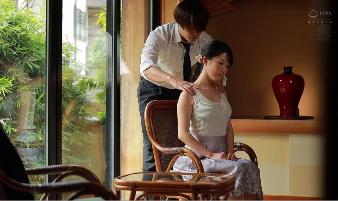 Người mẹ kế cuồng dâm và cậu con trai nhút nhát