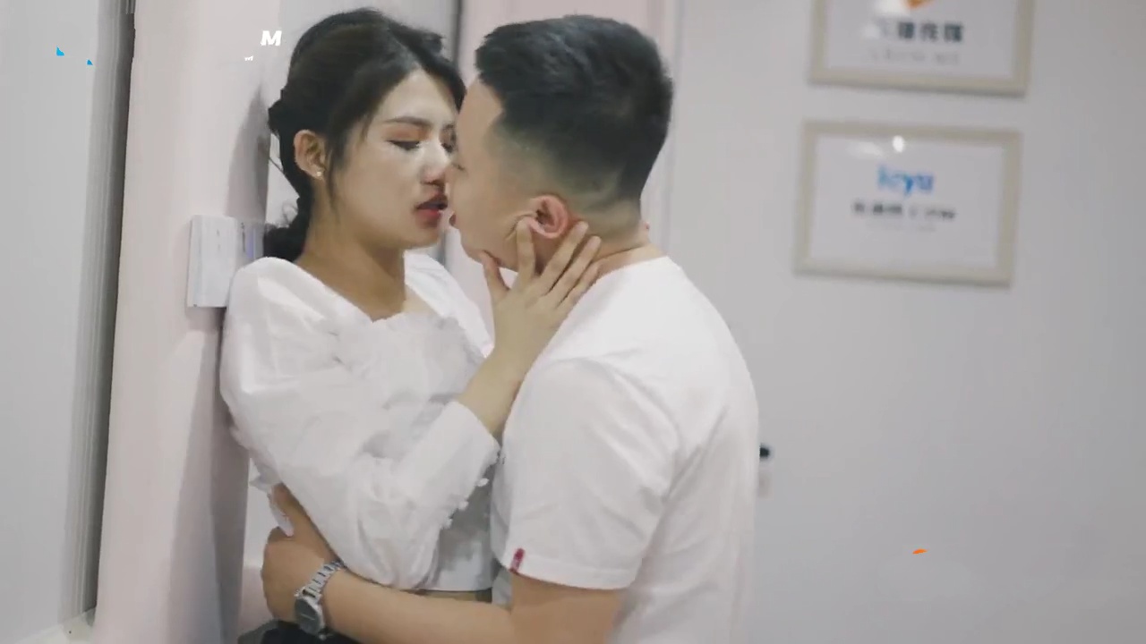 Nữa đêm đi dạo… cô vợ xinh dâng hàng cho người lạ
