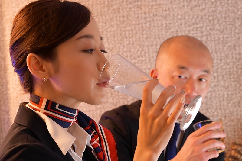 Cô nàng tiếp viên hàng không và tên vô gia cư dâm đãng