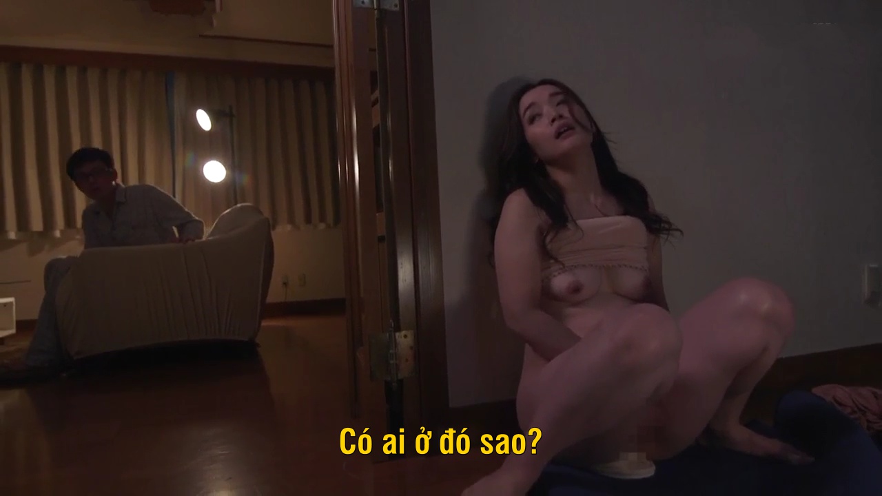 Mẹ vợ nứng lồn thủ dâm khi nhìn con gái và chồng địt nhau