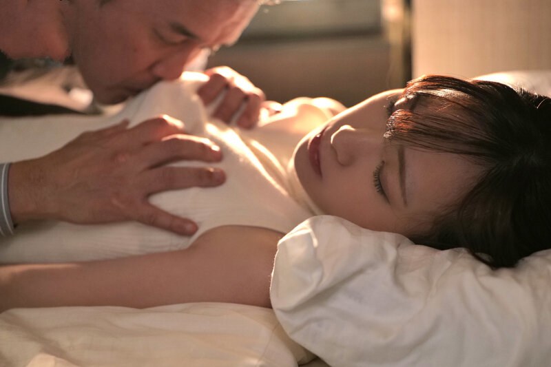 Đi công tác xa, nữ thư ký bị chuốc say bị bị tên sếp dâm địt cả đêm