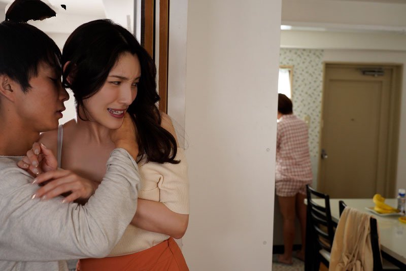Người mẹ dâm vụng trộm cùng bạn trai của con gái cả đêm