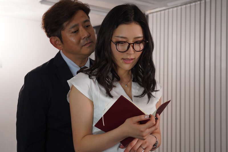 Chồng dâng vợ cho sếp địt sung sướng để được thăng chức