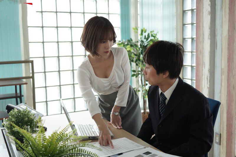Nữ sếp trẻ gợi tình và cậu nhân viên may mắn số hưởng