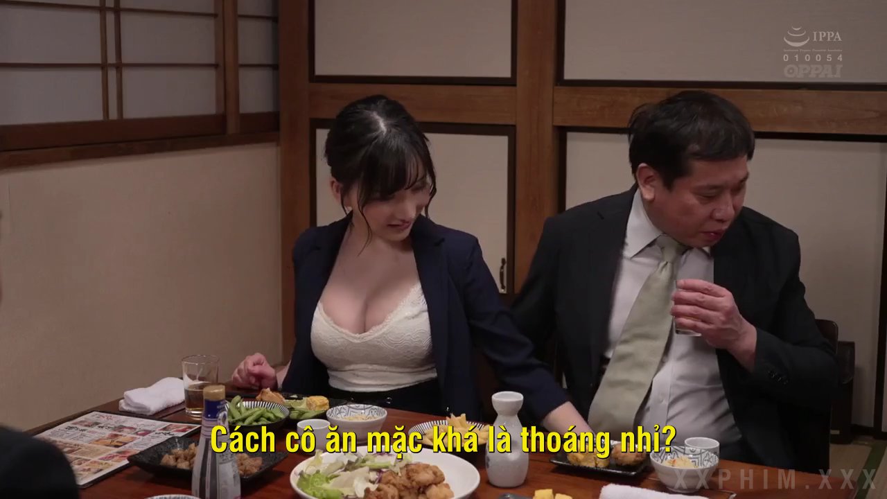 Cậu nhân viên lén lút địt sếp nữ vú to đang cạnh người yêu