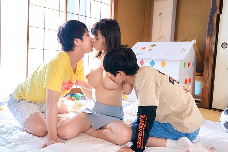 Món quà vô giá của mẹ kế vú to dành cho hai cậu con trai mới lớn