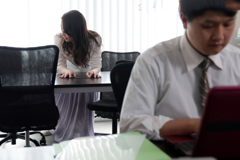 Chồng mãi mê làm việc vợ địt nhau với cậu em chồng nhút nhát