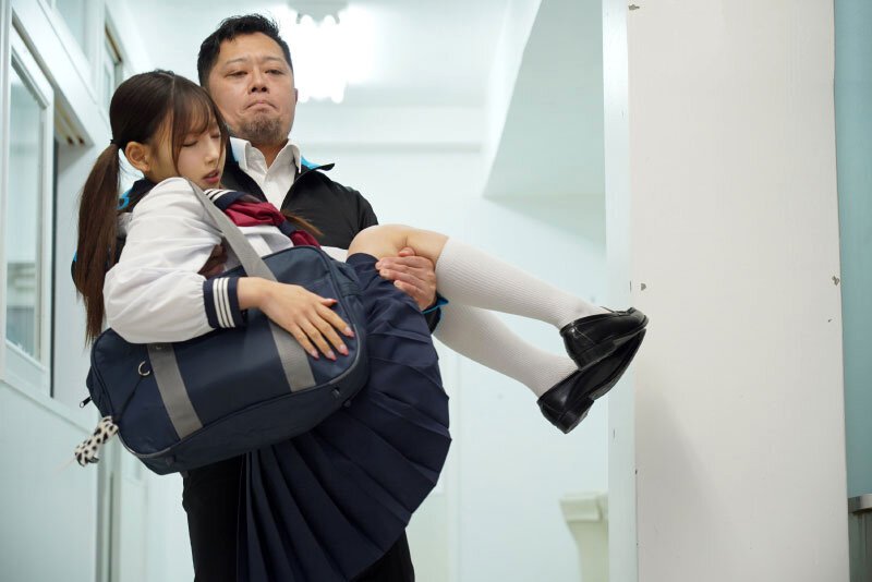 Em nữ sinh xinh đẹp bị địt khi ngủ say trên tàu điện