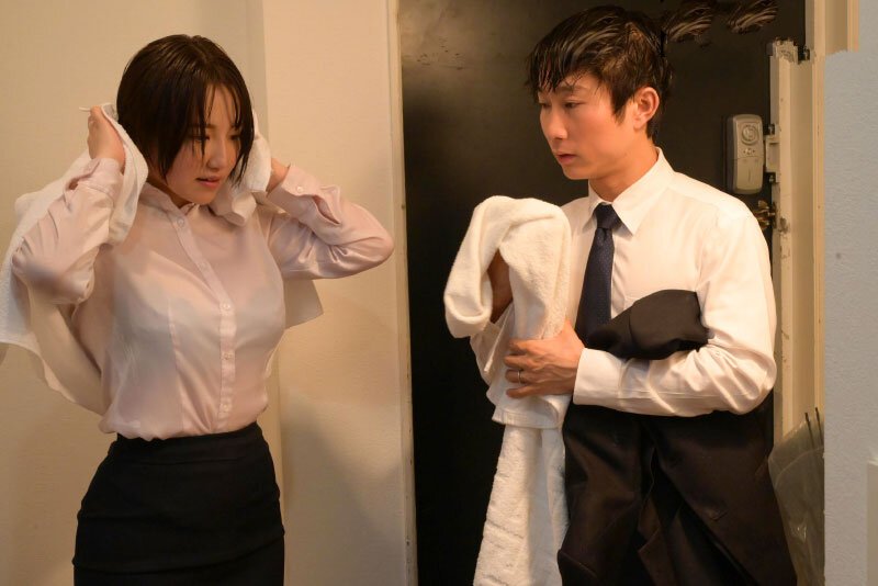 Đêm trú mưa đáng nhớ khi ở nhờ nhà anh đồng nghiệp độc thân