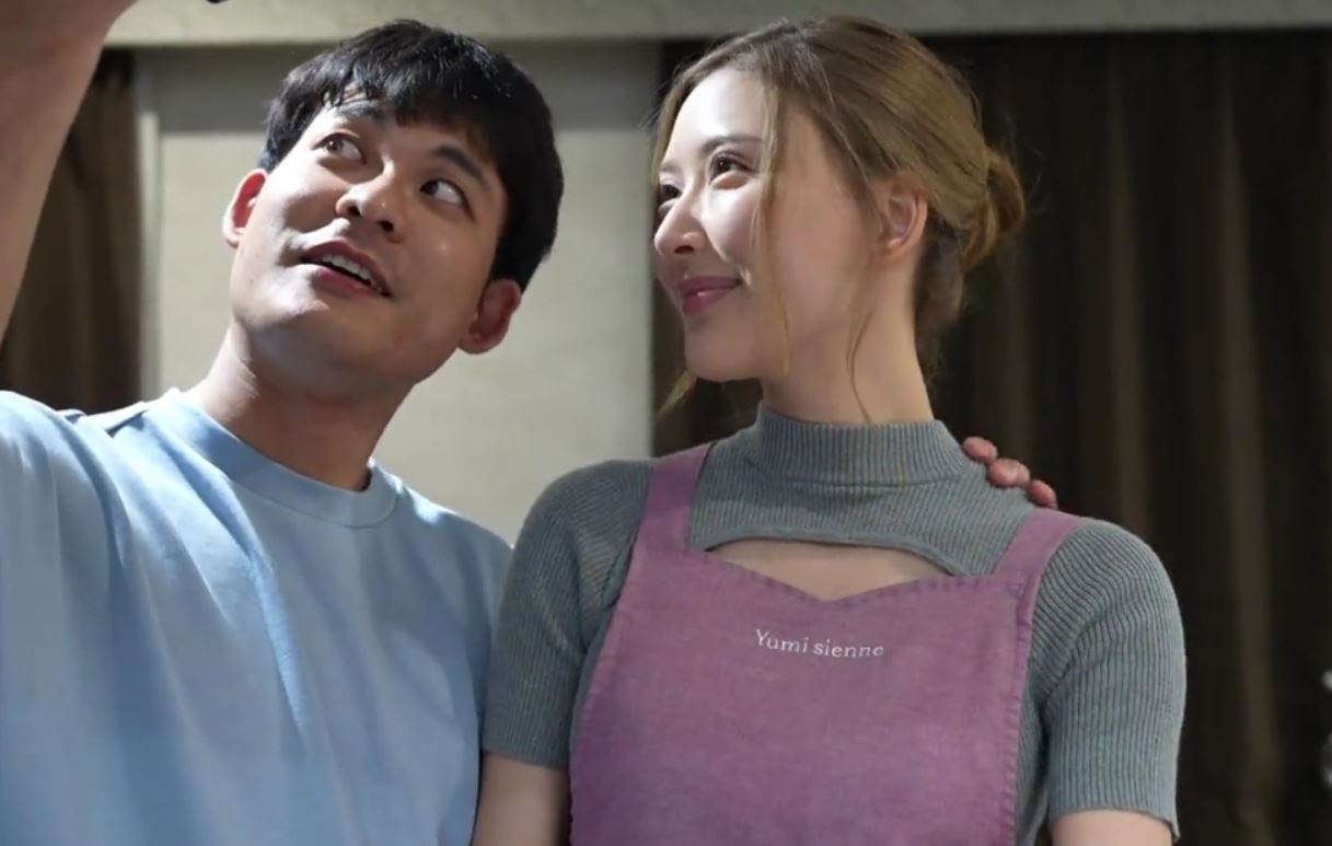Giả vờ chụp ảnh với vợ cấp dưới vì quá xinh để gạ địt