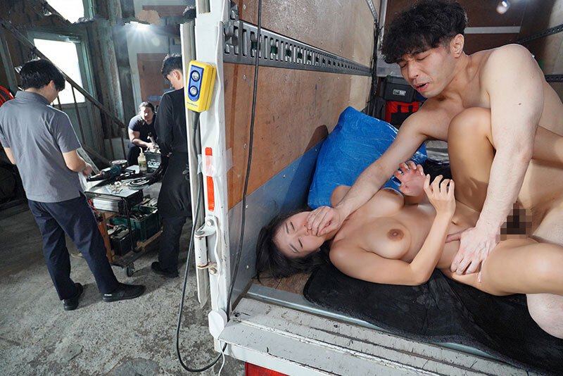 Cô vợ trẻ bị đụ khi đi làm thêm ở nhà kho
